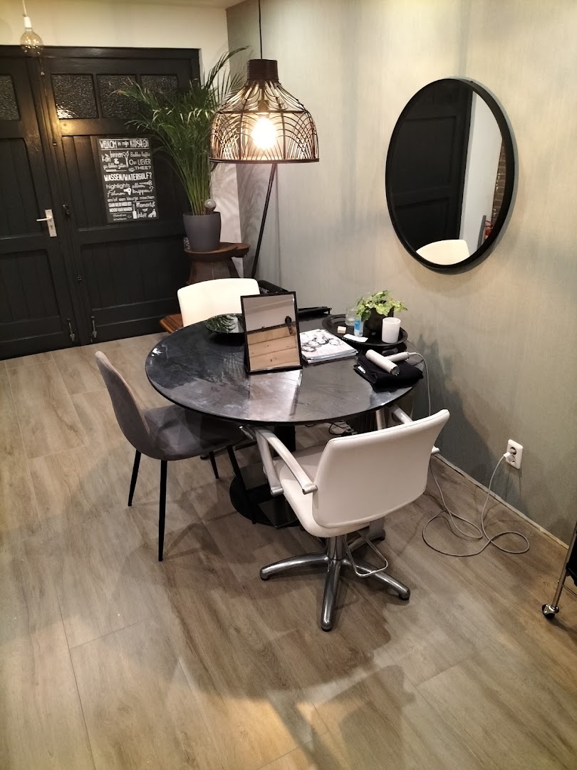 De knoelstoel en spiegel in de salon van 't Knipperijke